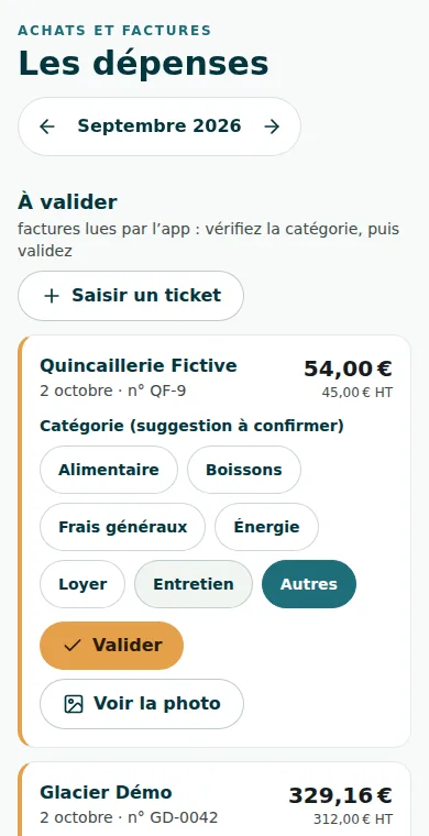 Écran « Les dépenses » sur téléphone : une facture lue automatiquement, sa catégorie proposée, et le bouton Valider. Données fictives.